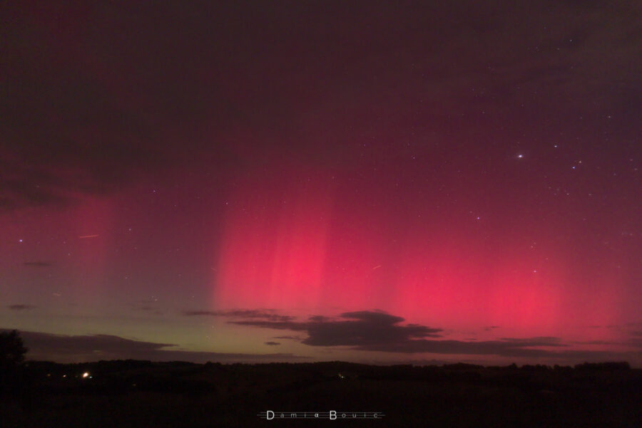 Le meilleur instant de la soirée avec des rideaux lumineux bien larges dans le ciel