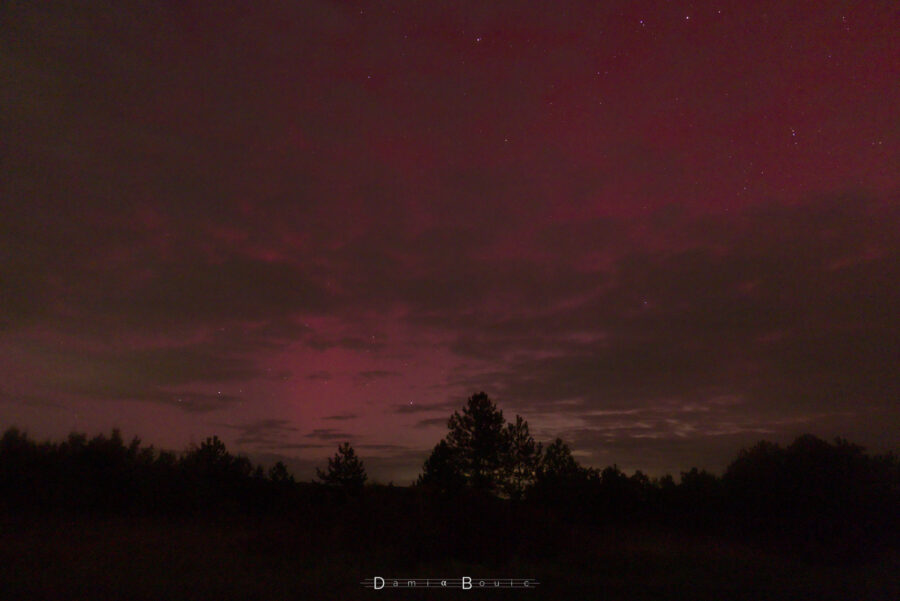 Autre point de vue, avec un morceau d'aurore boréale visible au travers de la couche nuageuse