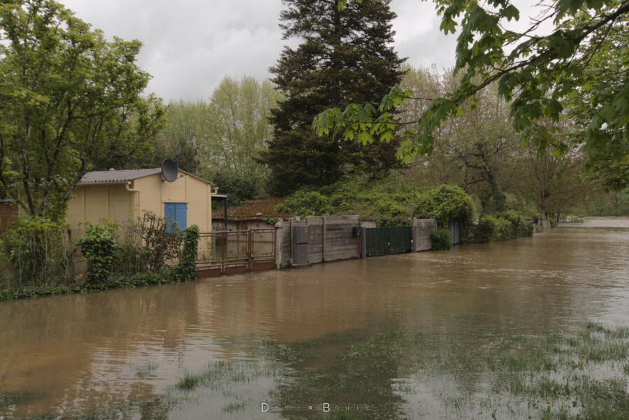 En bordure du parc, des palissades dans l'eau indiquent que des terrains privés sont inondés, ainsi que quelques bâtiments
